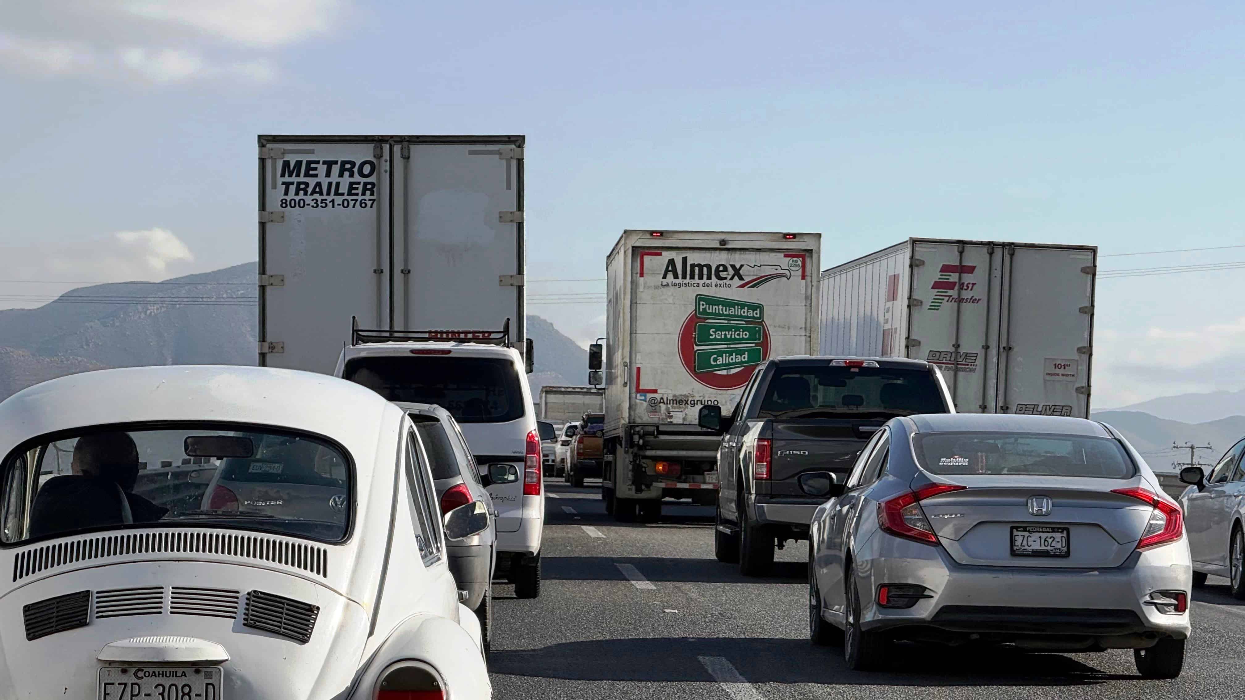 Congestionamiento severo en la carretera Saltillo-Monterrey: tr&aacute;ileres detenidos
