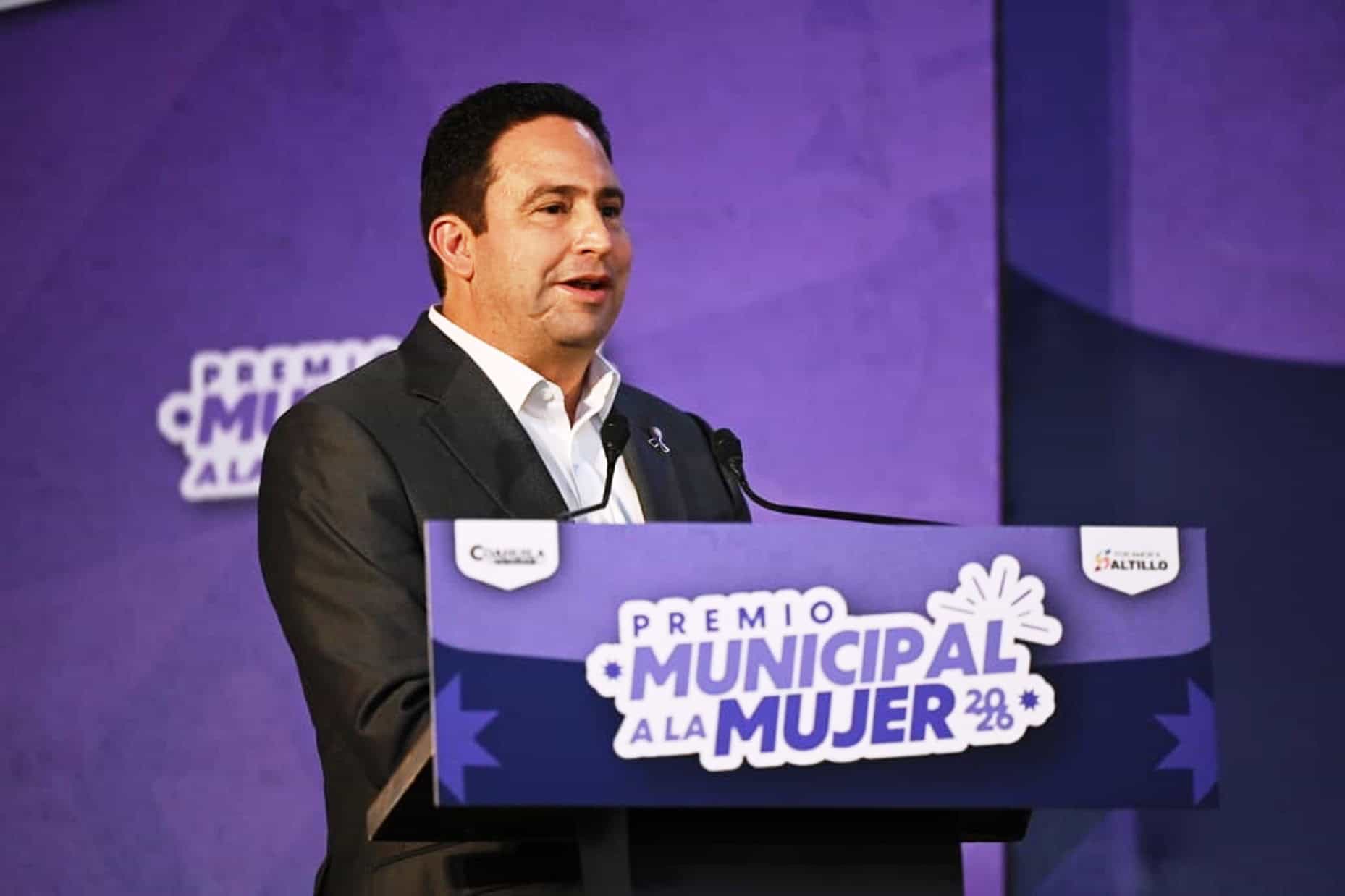 Alcalde Javier D&iacute;az Gonz&aacute;lez premia a mujeres saltillenses en el Premio Municipal a la Mujer 2026