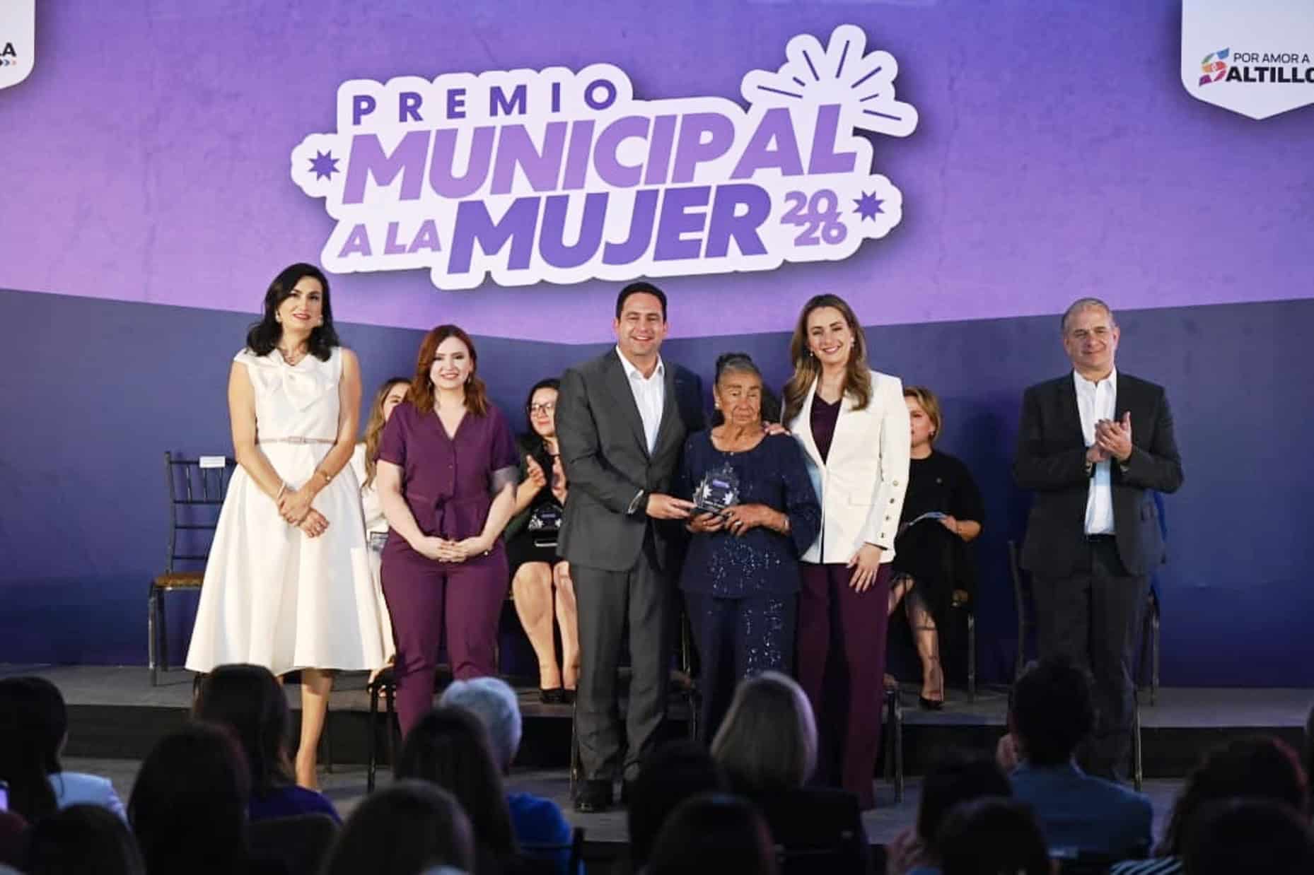 Alcalde Javier D&iacute;az Gonz&aacute;lez premia a mujeres saltillenses en el Premio Municipal a la Mujer 2026