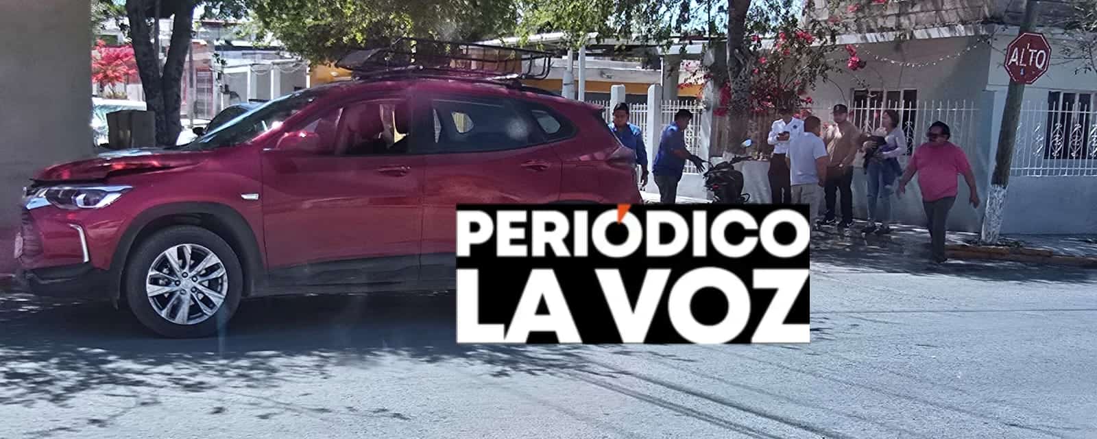 Ignora alto y tumba de moto a madre e hijo