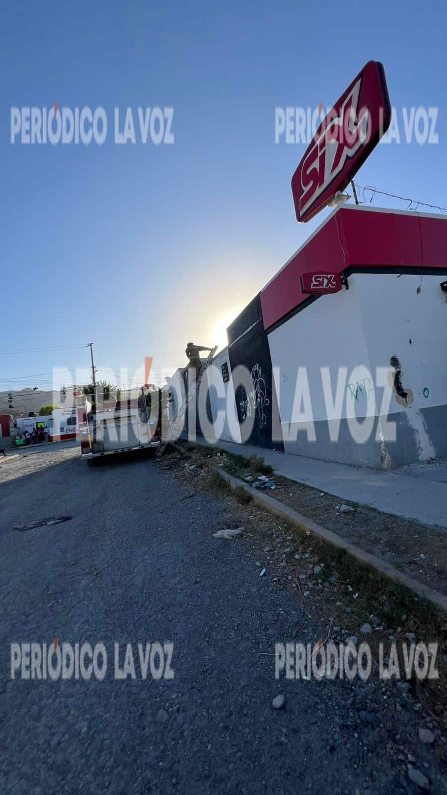 Bomberos controlan incendio en expendio de cerveza en Monclova