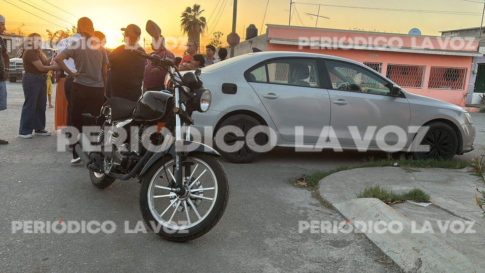 Accidente en Monclova: j&oacute;venes motociclistas resultan heridos