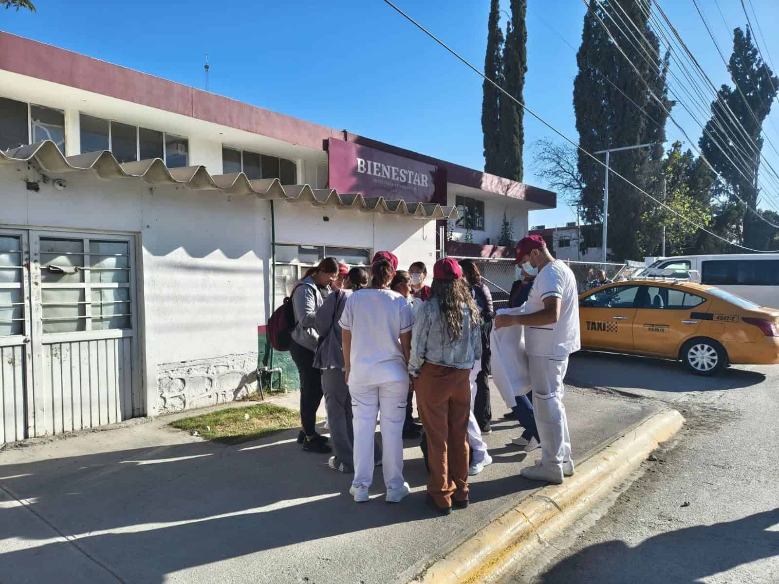Enfermeras y enfermeros bloquean en Saltillo por salario retenido