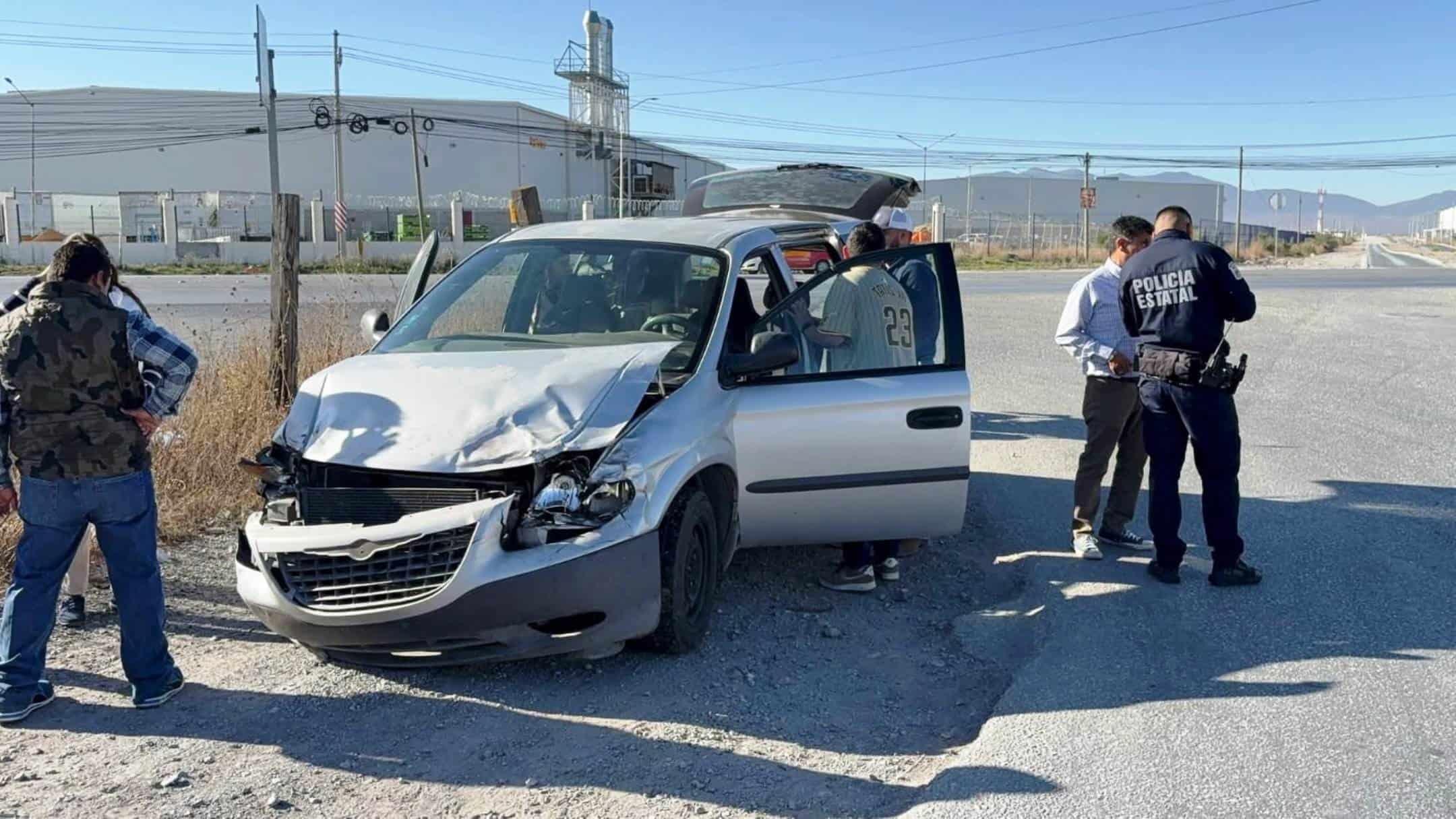 Accidente vial en Derramadero: camioneta y minivan colisionan