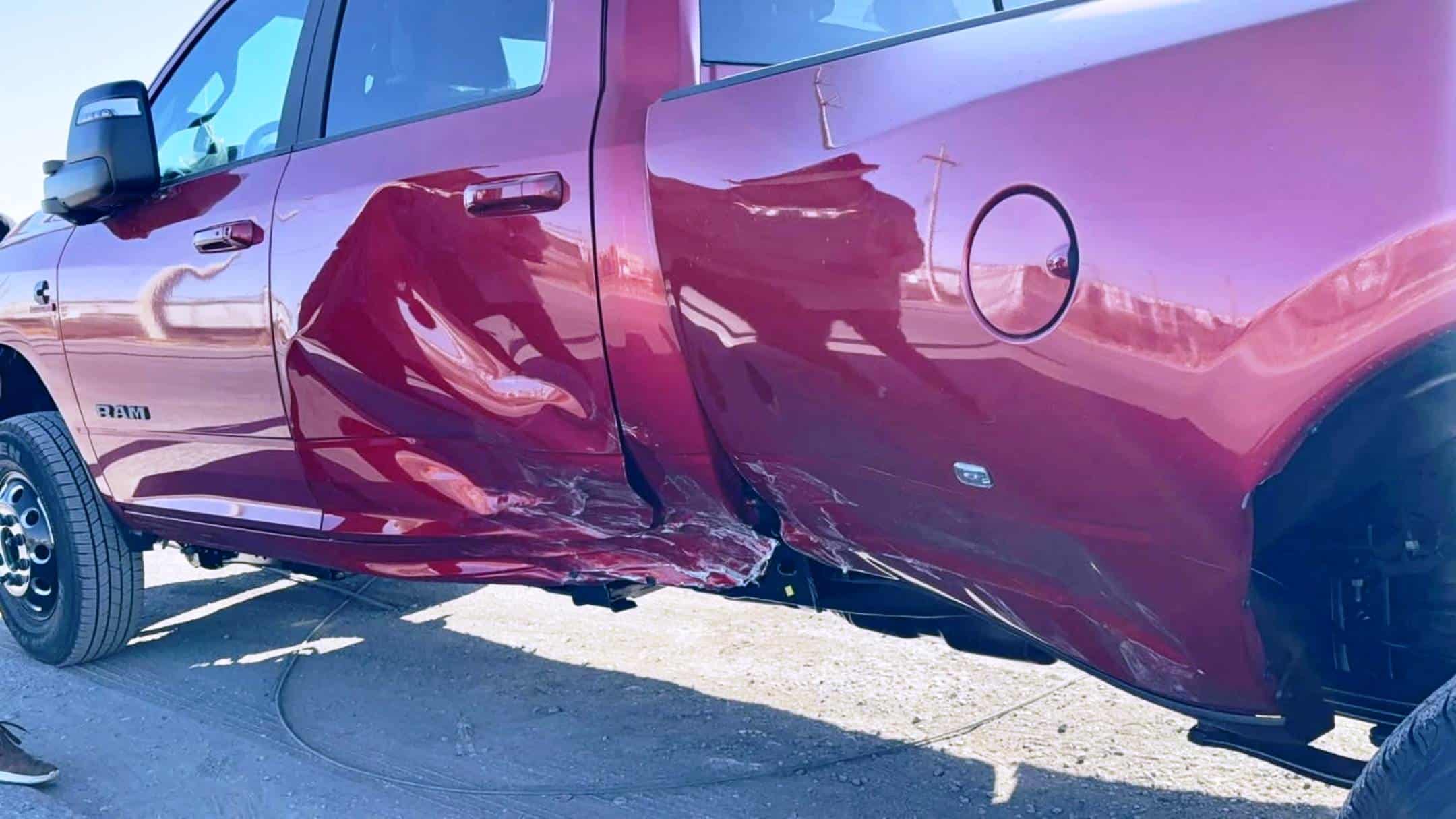 Accidente vial en Derramadero: camioneta y minivan colisionan