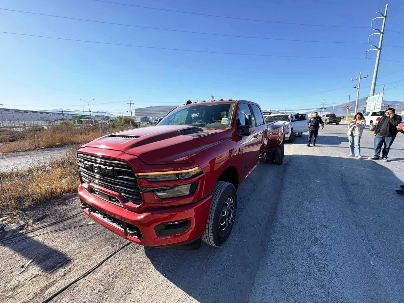 Accidente vial en Derramadero: camioneta y minivan colisionan