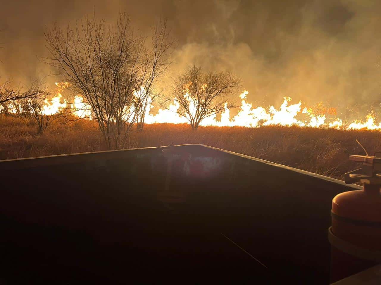 Bomberos y ciudadanos combaten incendio en M&uacute;zquiz