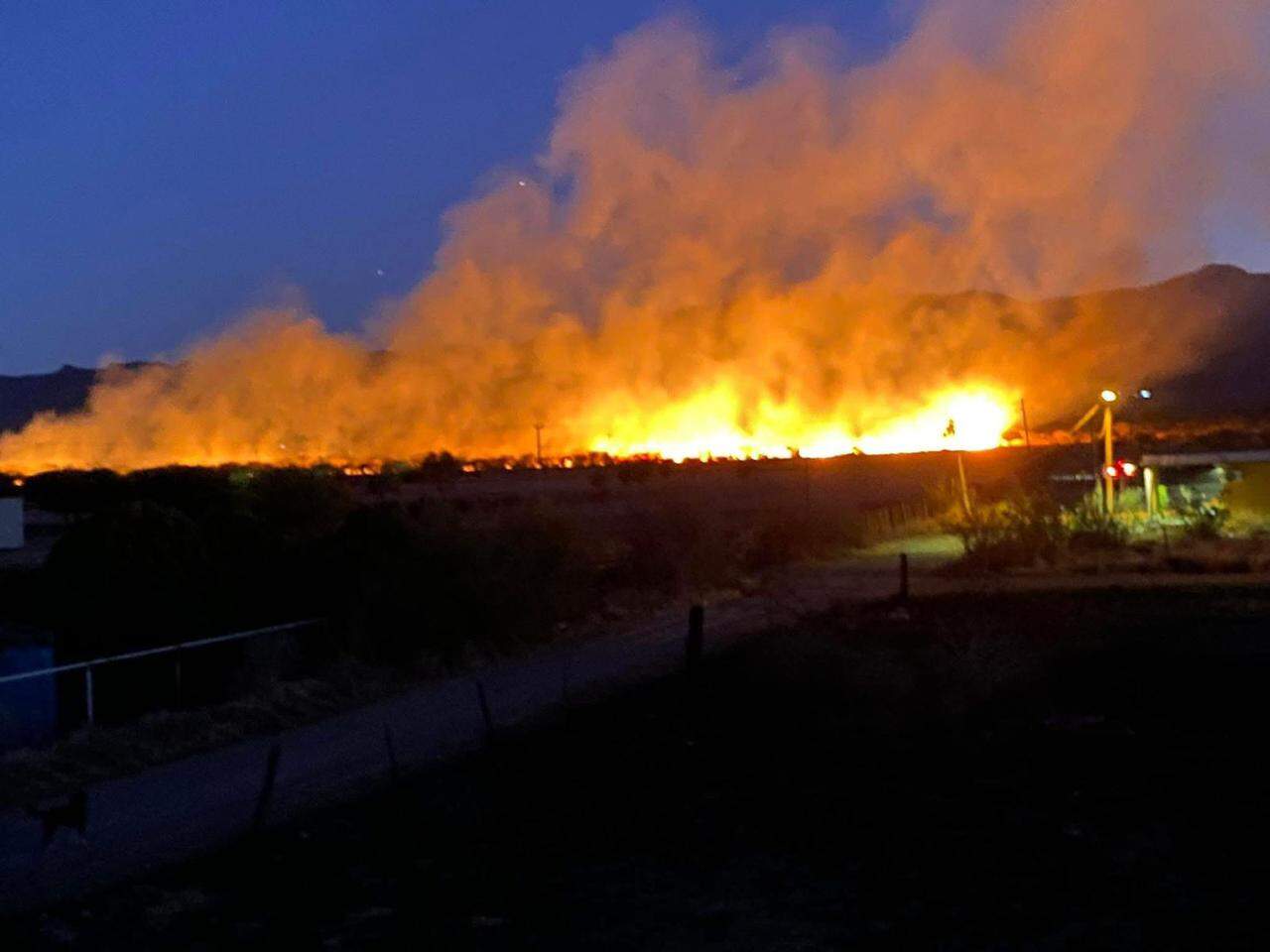 Bomberos y ciudadanos combaten incendio en M&uacute;zquiz