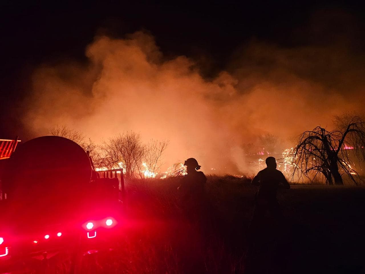 Bomberos y ciudadanos combaten incendio en M&uacute;zquiz