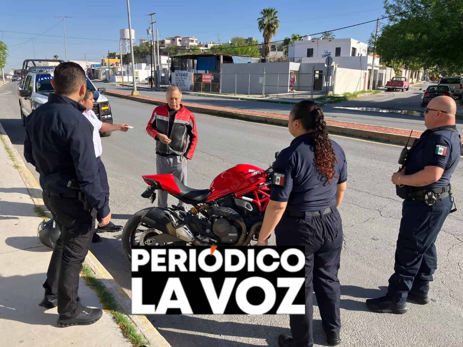 Motociclista derrapa al esquivar un perro en Monclova