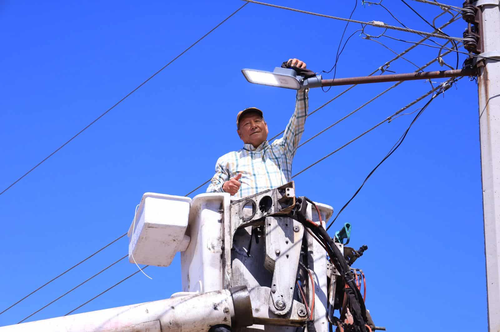 Lleva &Oacute;scar R&iacute;os luminarias LED y atenci&oacute;n directa al ejido Paso del Coyote