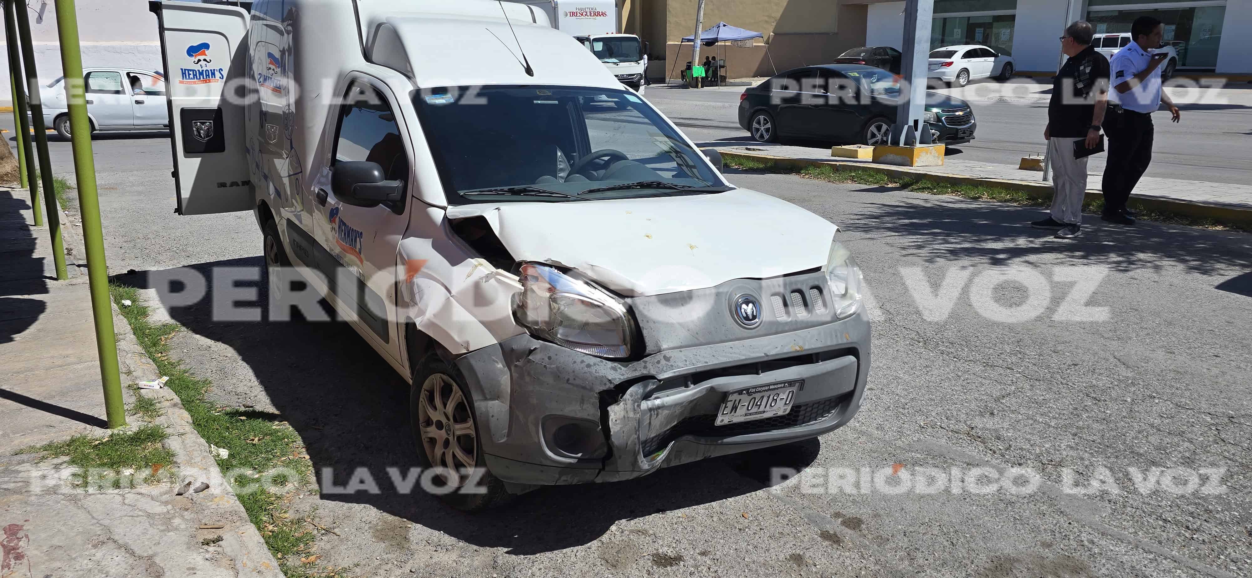 Camioneta de Pizzer&iacute;a choca contra auto en Monclova