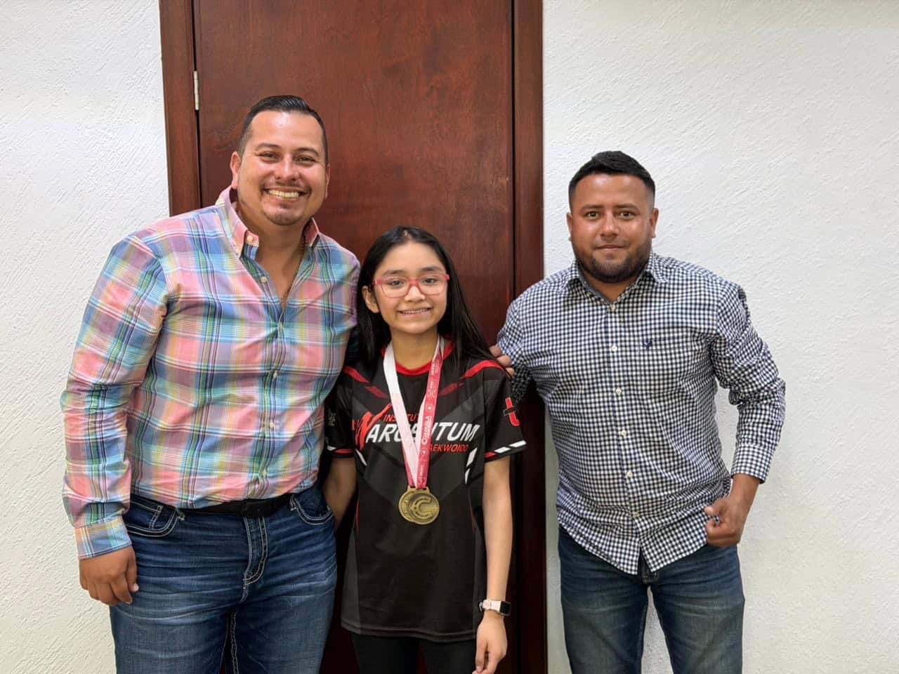 Alcalde Javier Flores reconoce a Emma Rodr&iacute;guez por sus logros en taekwondo