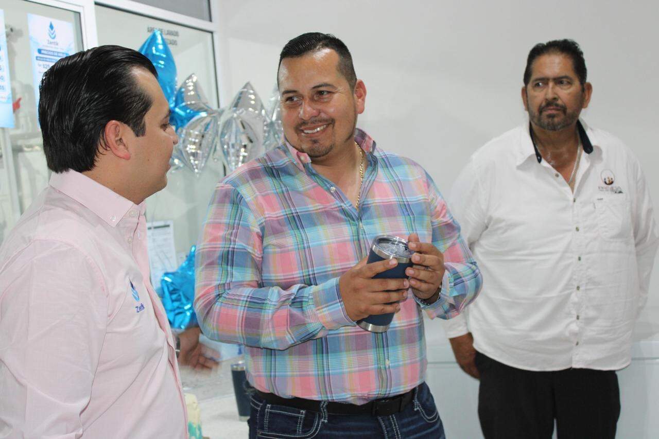Javier Flores Rodr&iacute;guez apoya apertura de negocio en San Buenaventura