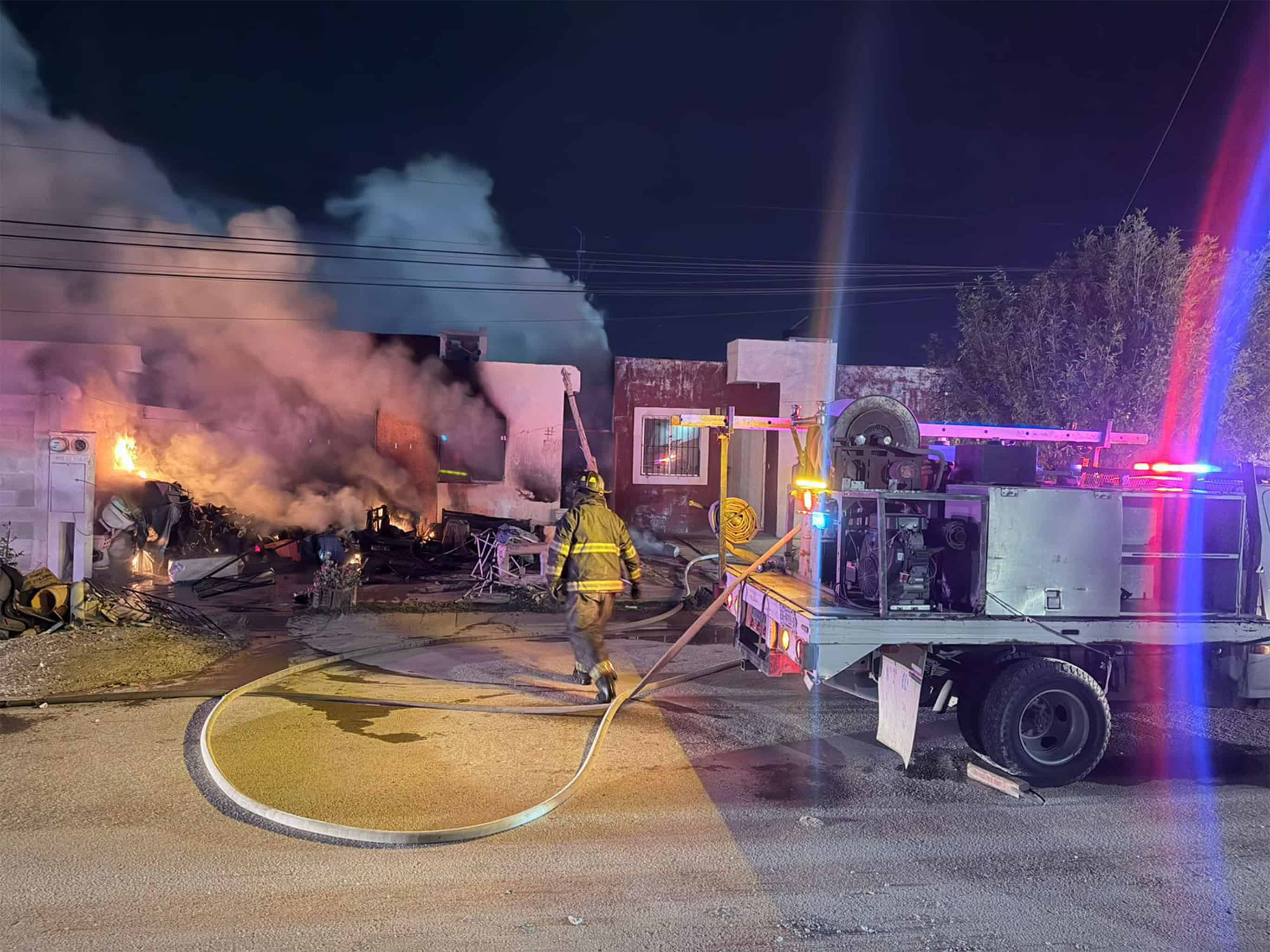 Incendio arrasa con vivienda en Ciudad Acu&ntilde;a por falla el&eacute;ctrica