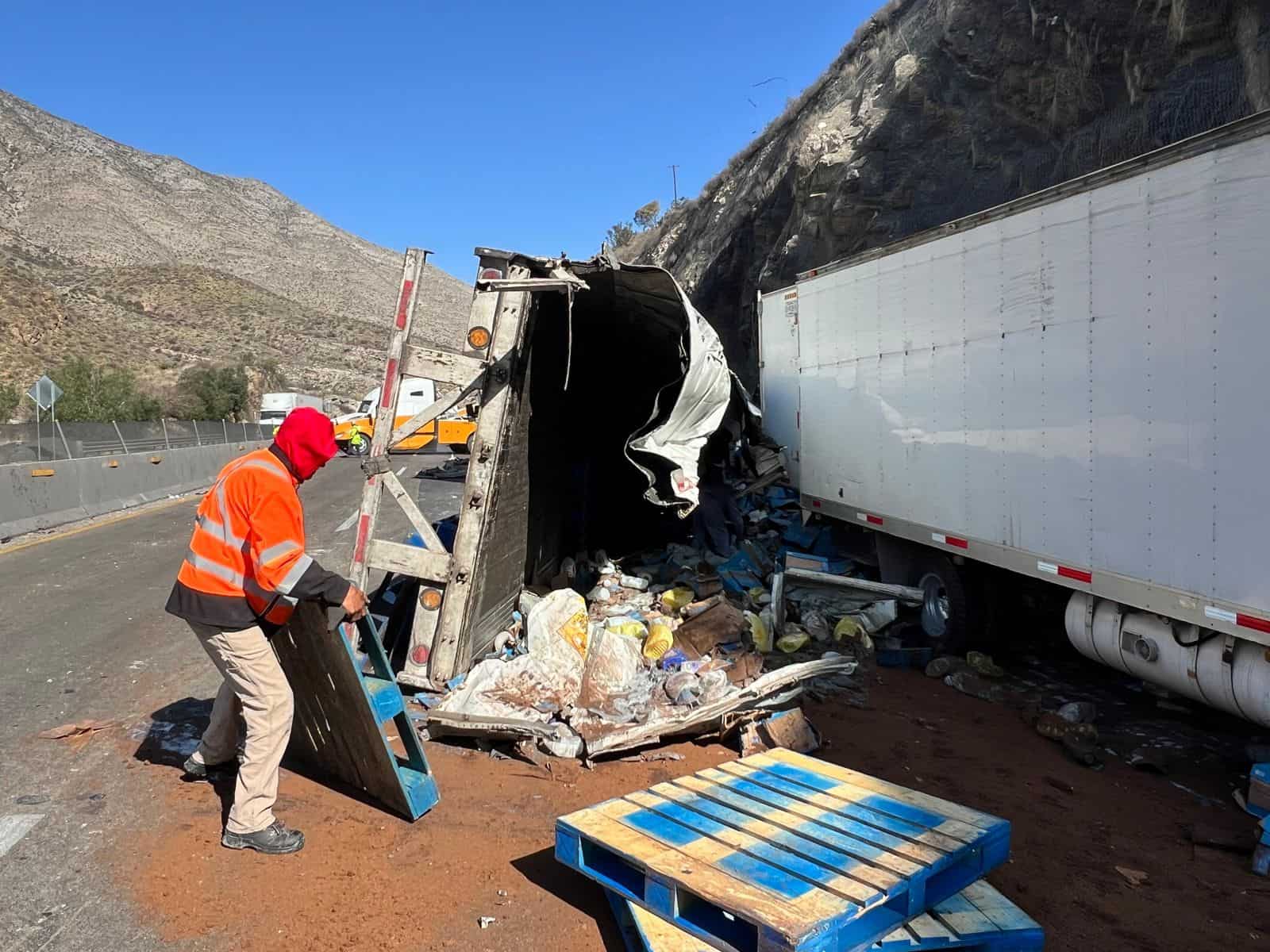Accidente en carretera federal 57: tractocami&oacute;n volcado en Arteaga