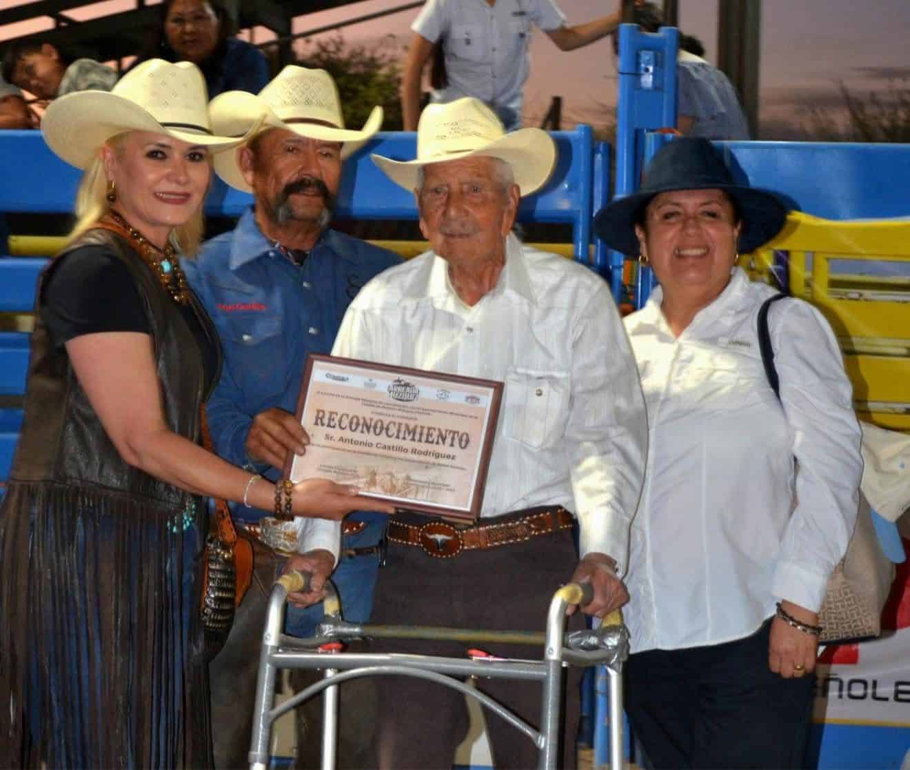 Laura Jim&eacute;nez celebra la Arreada M&uacute;zquiz 2026 con reconocimientos a vaqueros