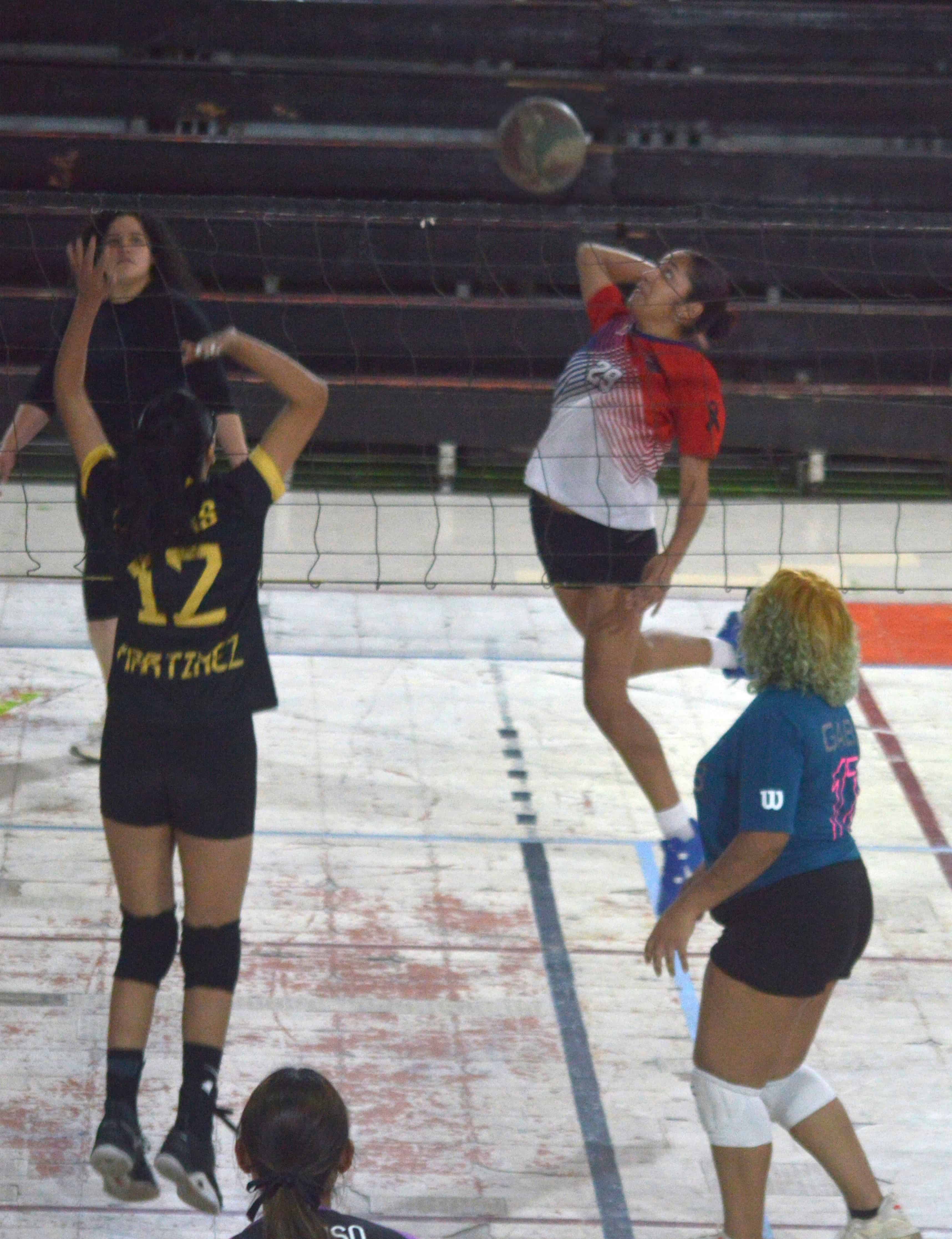 Valquirias se impone a Sirenas en el Gimnasio Municipal Milo Mart&iacute;nez