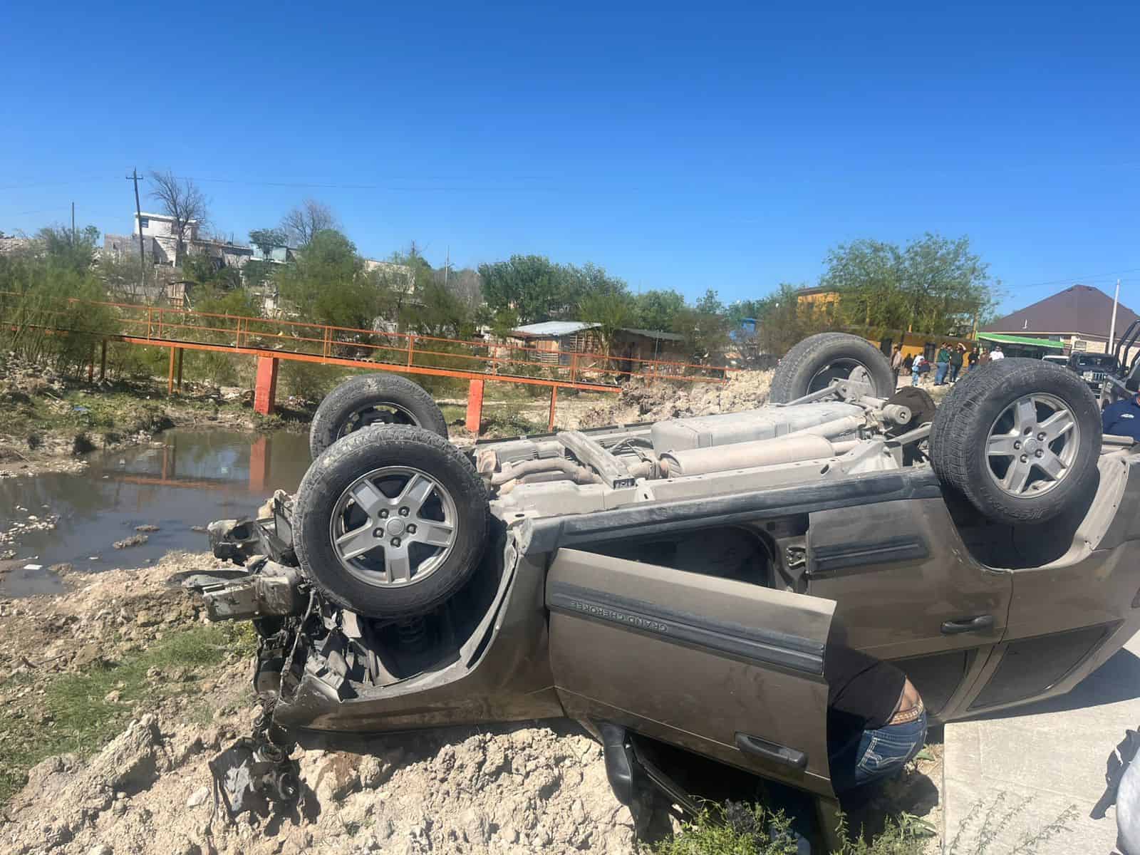 Conductor pierde el control y vuelca camioneta en Acu&ntilde;a