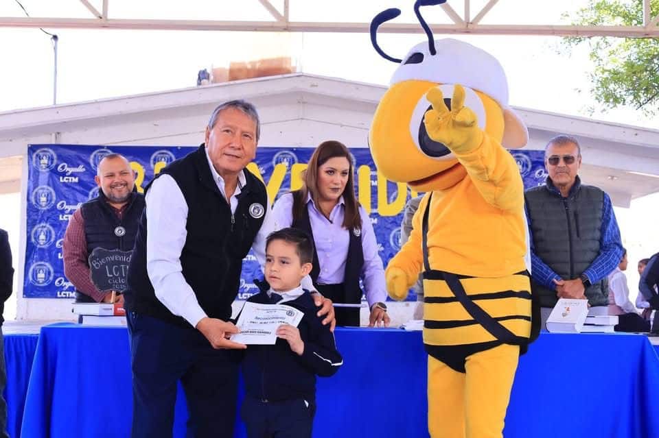 Oscar R&iacute;os Ram&iacute;rez premia a estudiantes destacados en Nueva Rosita