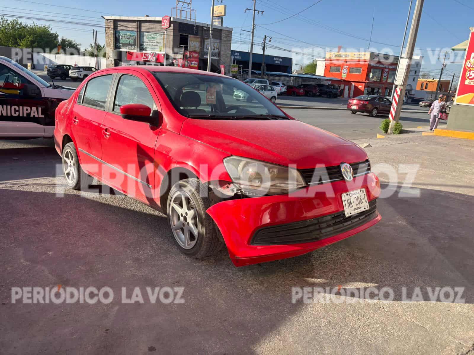 Causa mujer choque por no hacer alto