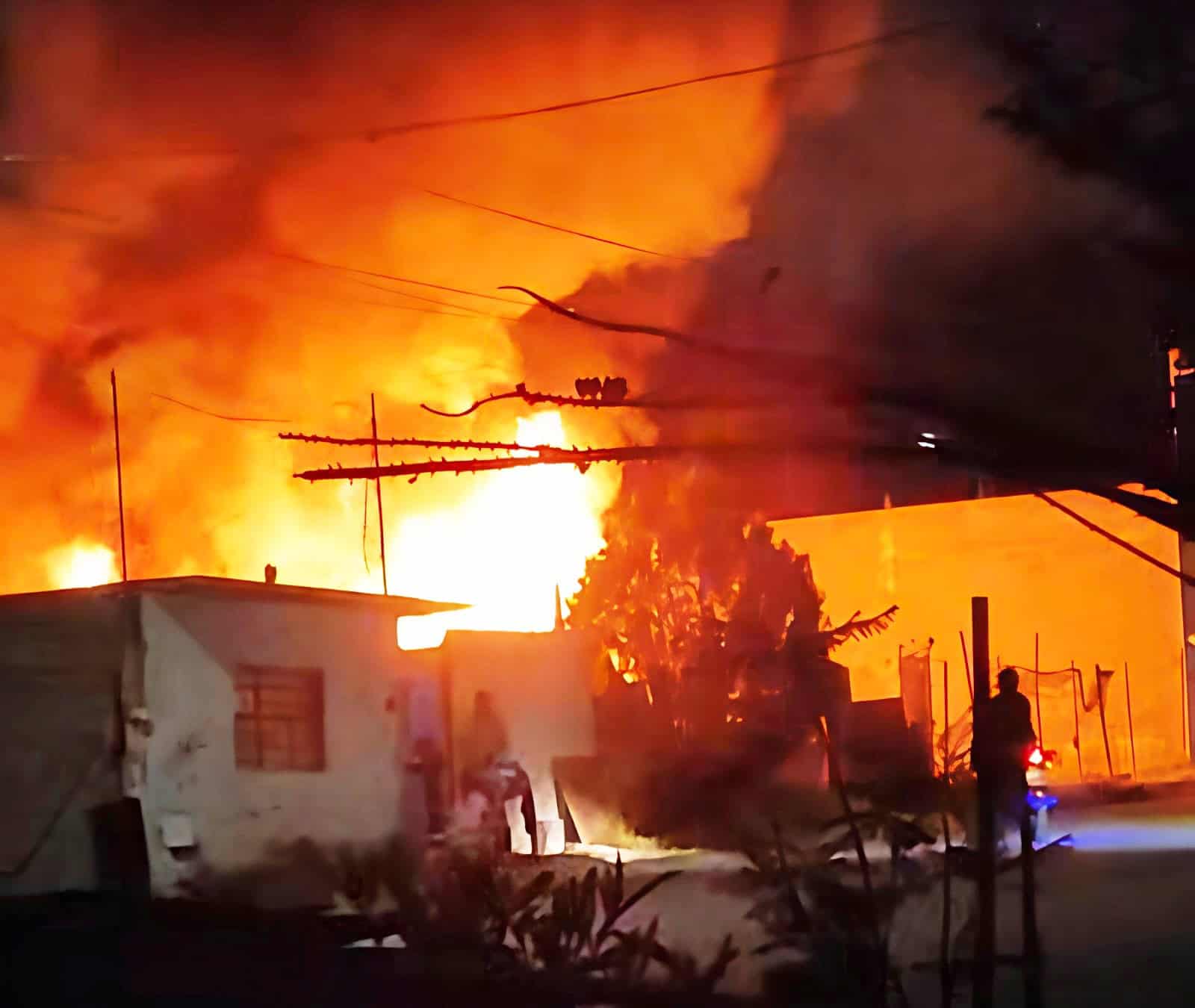 Incendio destruye vivienda en la colonia Loma Blanca de Saltillo