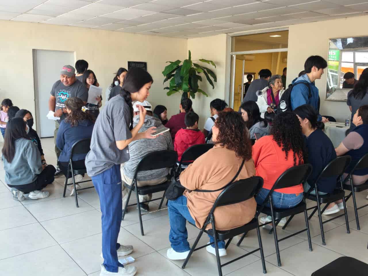 Brigada m&eacute;dica gratuita beneficia a familias en Nava