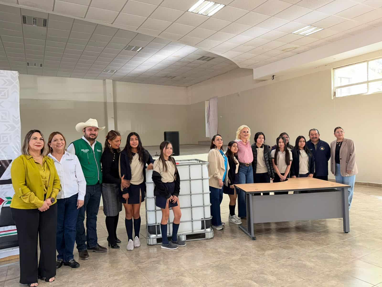 Manolo Jim&eacute;nez entrega mobiliario escolar en M&uacute;zquiz para mejorar la educaci&oacute;n