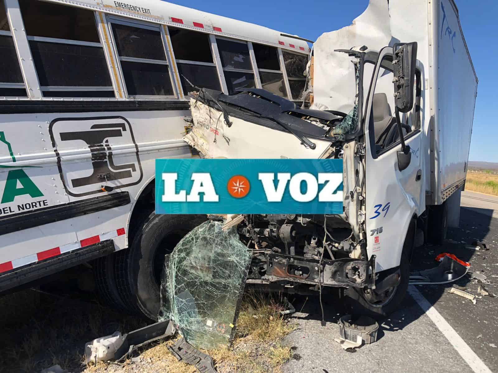 Accidente en Nueva Rosita: cami&oacute;n de paqueter&iacute;a impacta transporte de personal