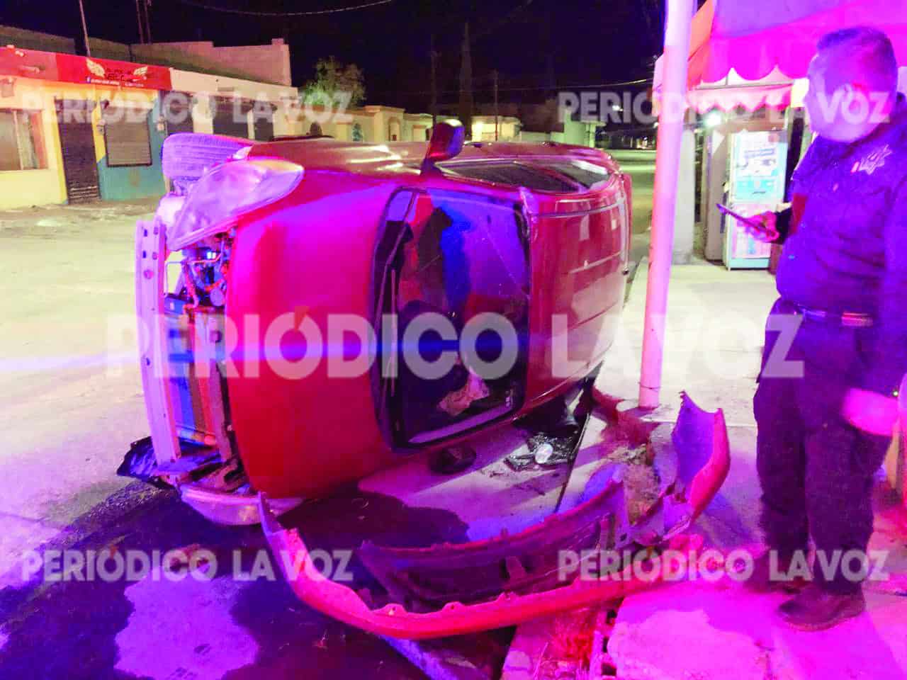 Sufre volcadura chofer de Uber en Monclova