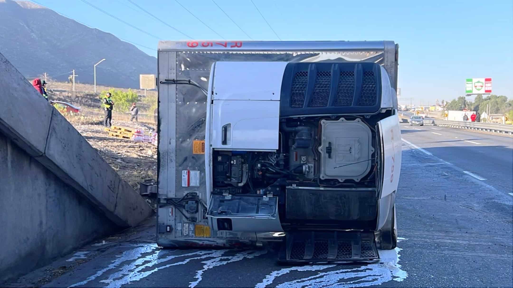 Accidente de tr&aacute;iler provoca caos vial en Ramos Arizpe