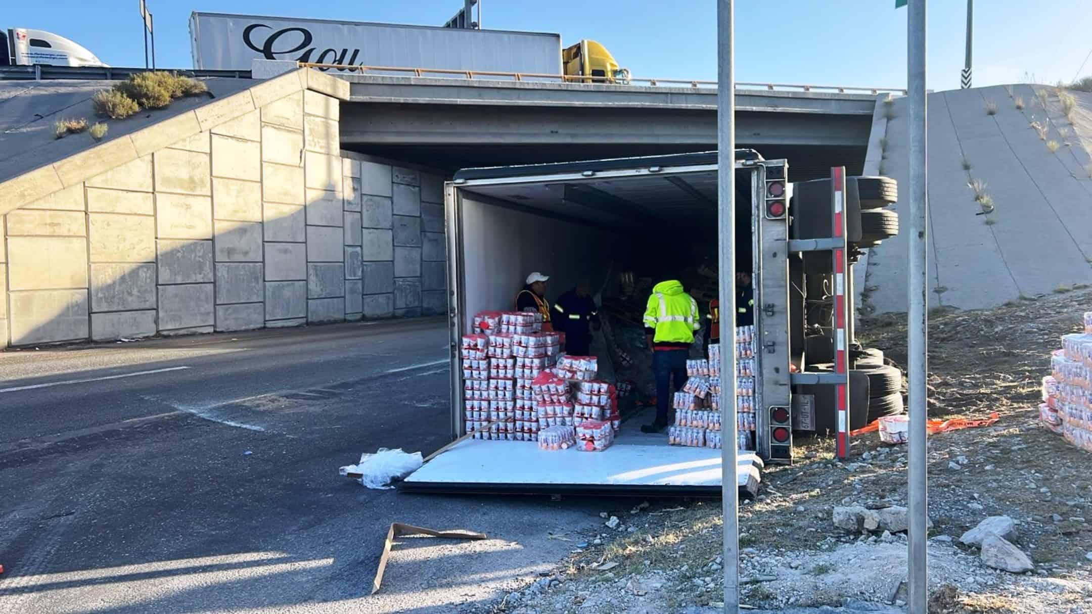 Accidente de tr&aacute;iler provoca caos vial en Ramos Arizpe