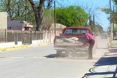 Hartazgo por calles en mal estado en Zaragoza; ciudadano tapa bache por su cuenta