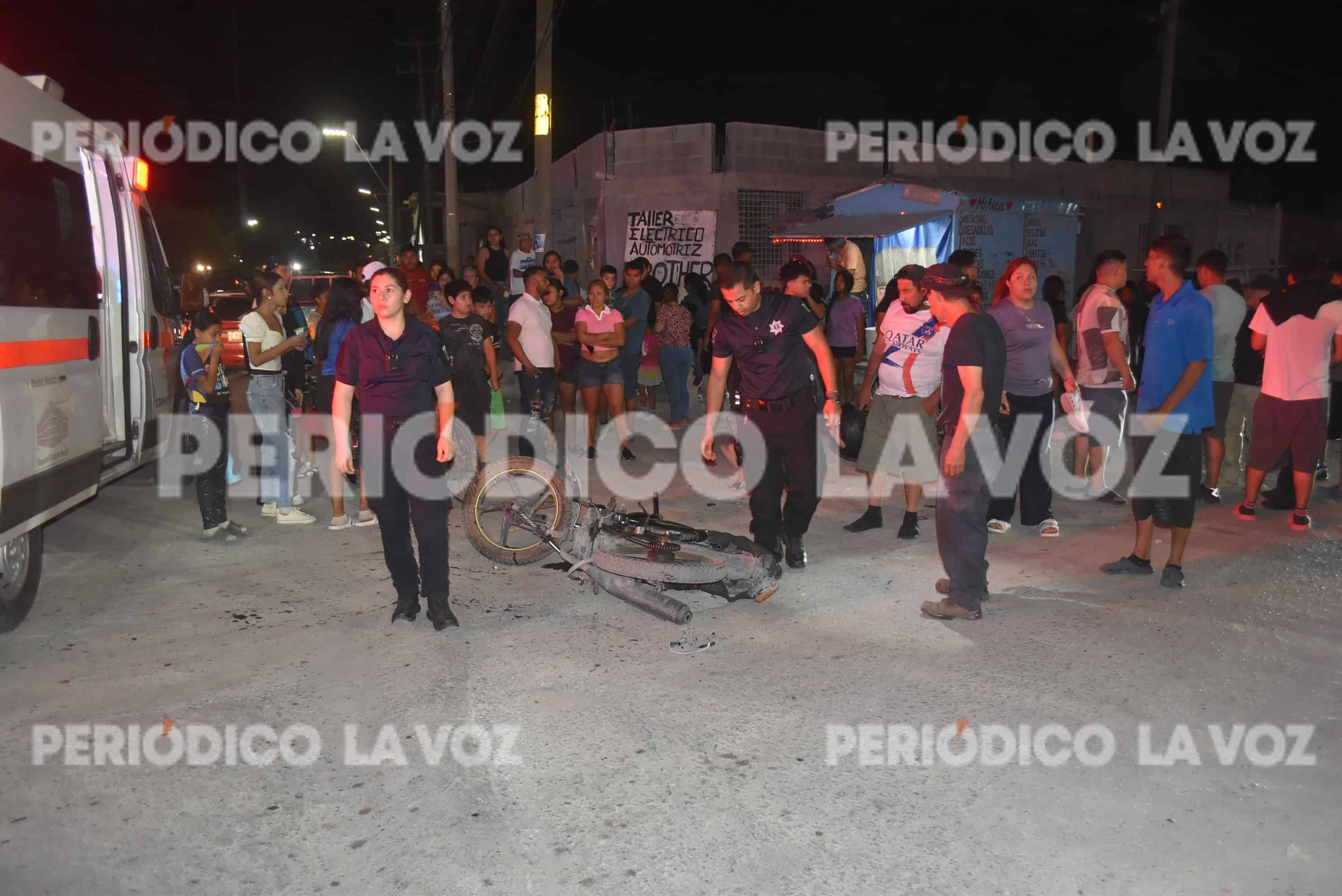 Camioneta arrolla a motociclista en Monclova