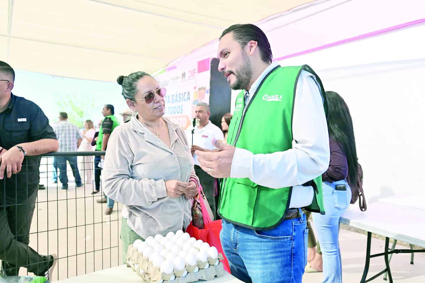 DIF Monclova y Carlos Villarreal presentan el programa de Canasta B&aacute;sica