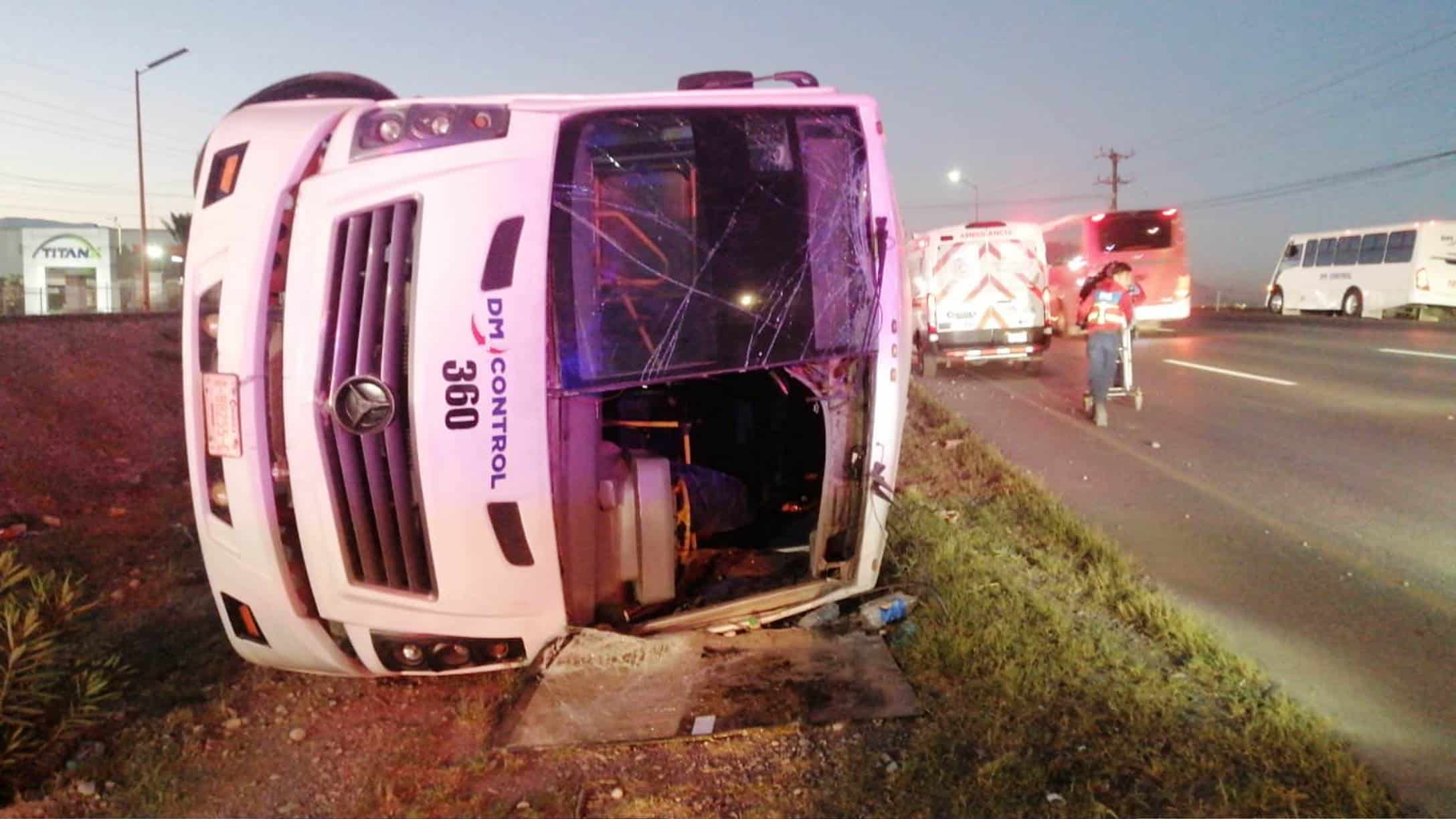 Trabajadores lesionados tras volcadura de autob&uacute;s en Ramos Arizpe