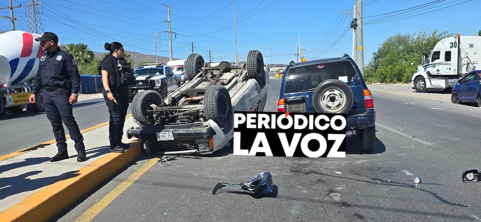 Vuelca troca al brincar camell&oacute;n en avenida Sidermex; hay 3 lesionados