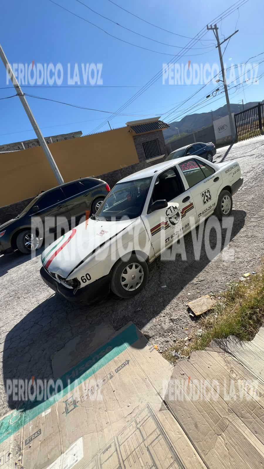 J&oacute;venes lesionados en Monclova tras accidente con taxi