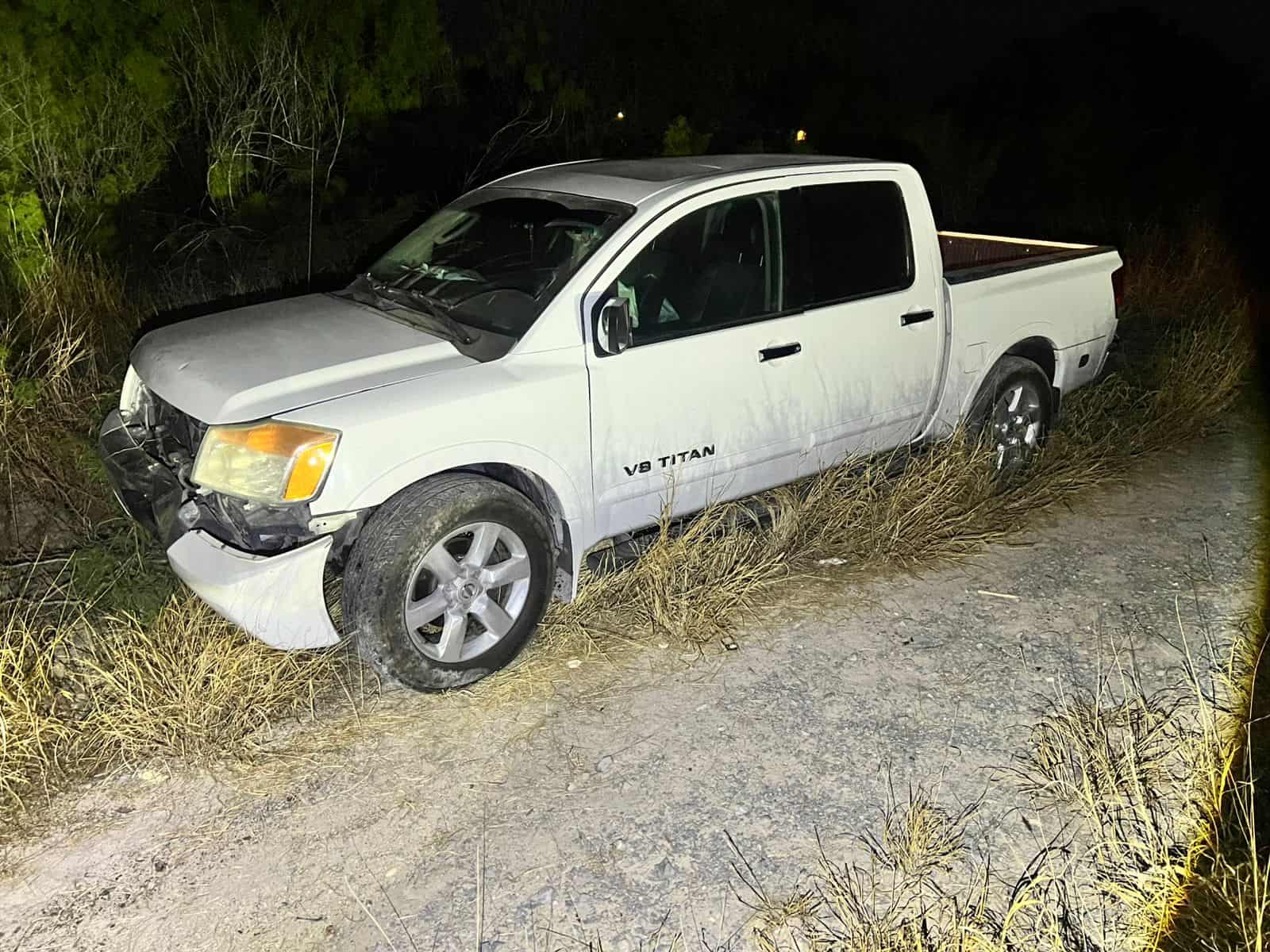 Se sale del camino y destroza camioneta  en San Buenaventura