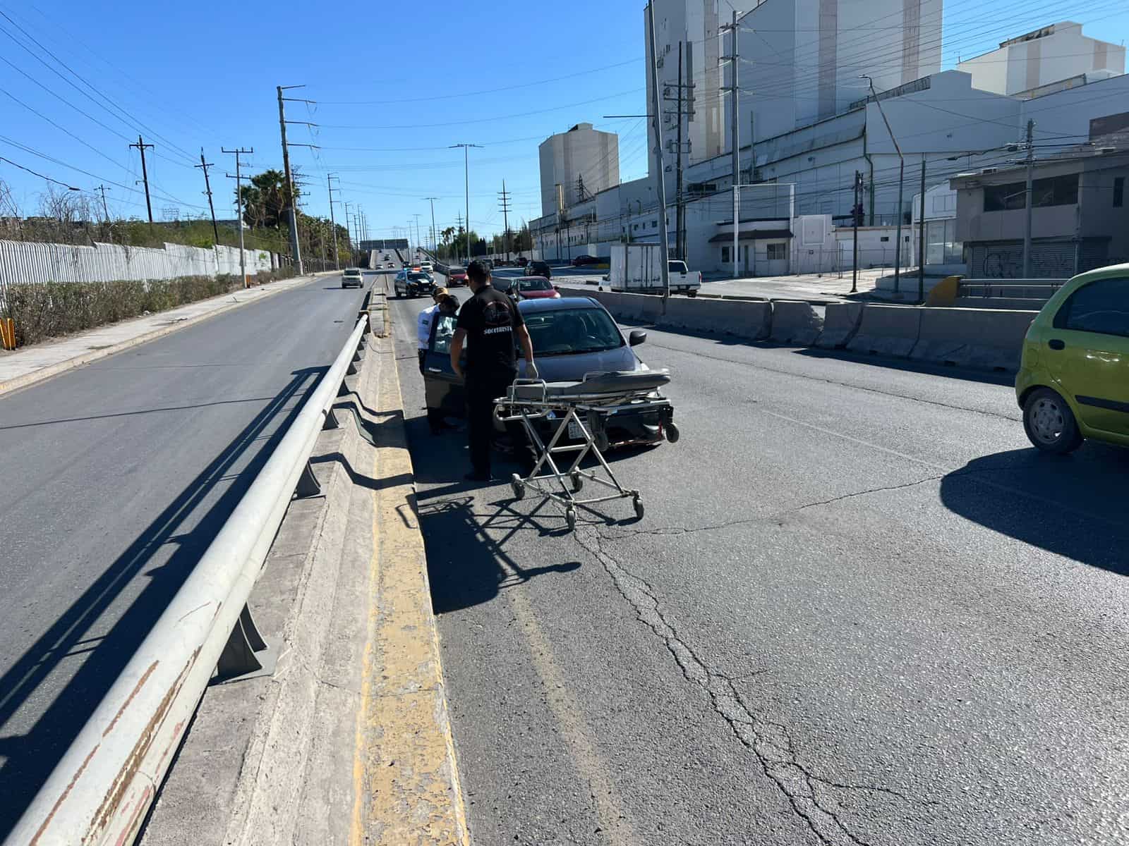 Se estampa en puente  y lesiona a su acompa&ntilde;ante