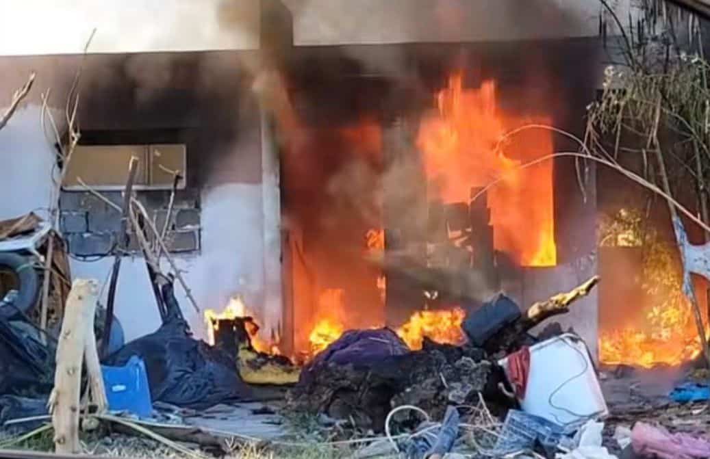 Bomberos controlan incendio en casa abandonada en Monclova