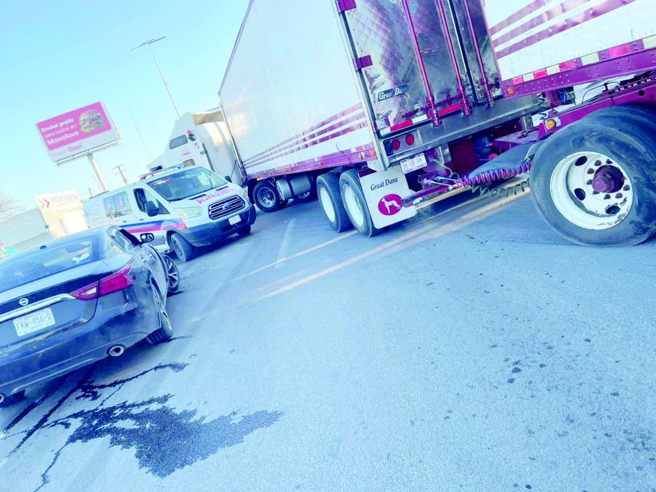Accidente en Monclova: Nissan se incrusta bajo tr&aacute;iler en el bulevar Harold R. Pape