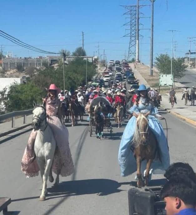 Sof&iacute;a y Dayana celebran sus XV a&ntilde;os en Monclova con fiesta popular