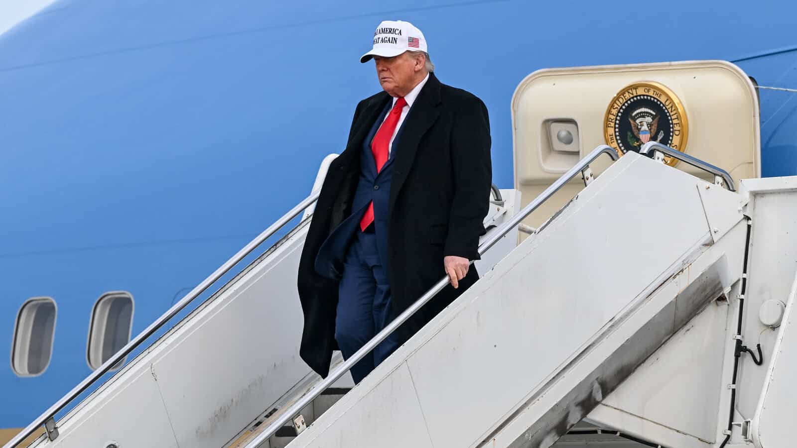 Trump advierte con enviar Guardia Nacional ante caos en aeropuertos de EE.UU.