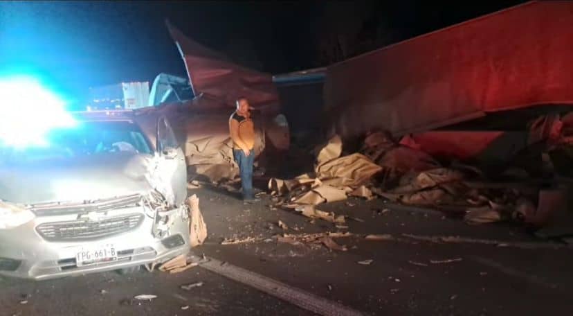 Accidente en Arteaga: tr&aacute;iler volcado causa lesiones graves