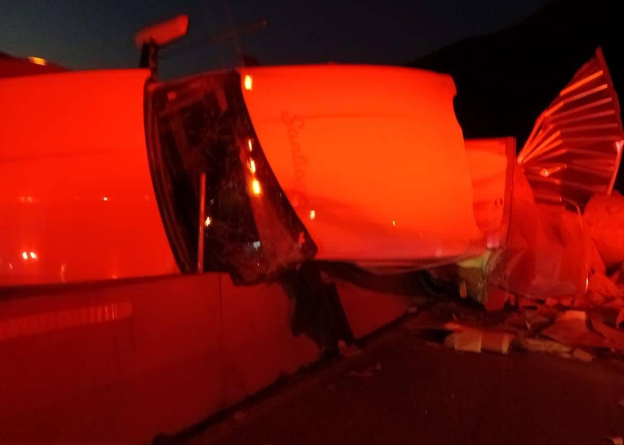 Accidente en Arteaga: tr&aacute;iler volcado causa lesiones graves
