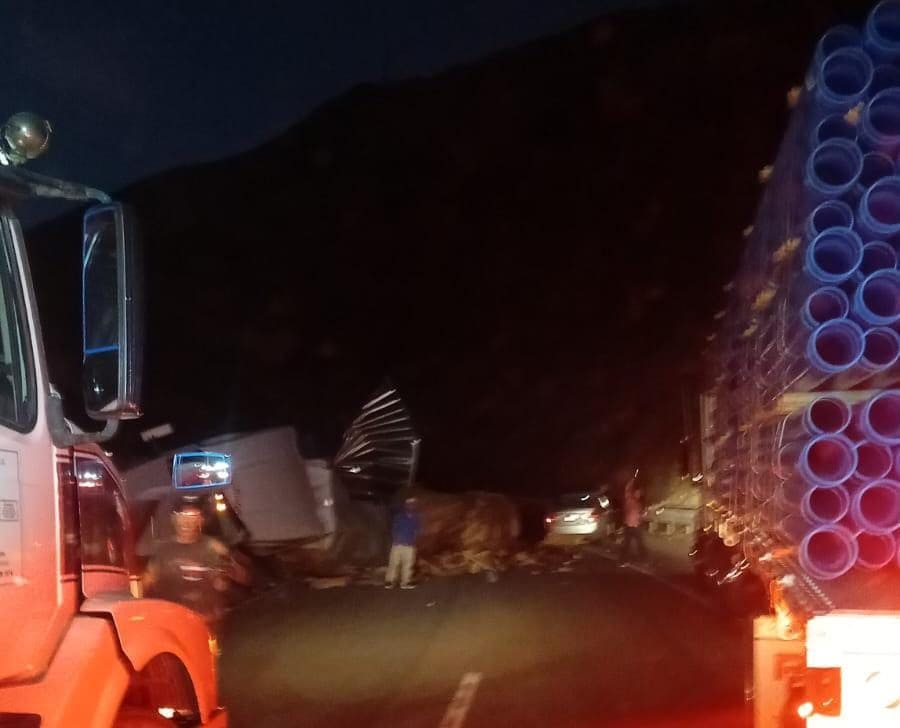 Accidente en Arteaga: tr&aacute;iler volcado causa lesiones graves