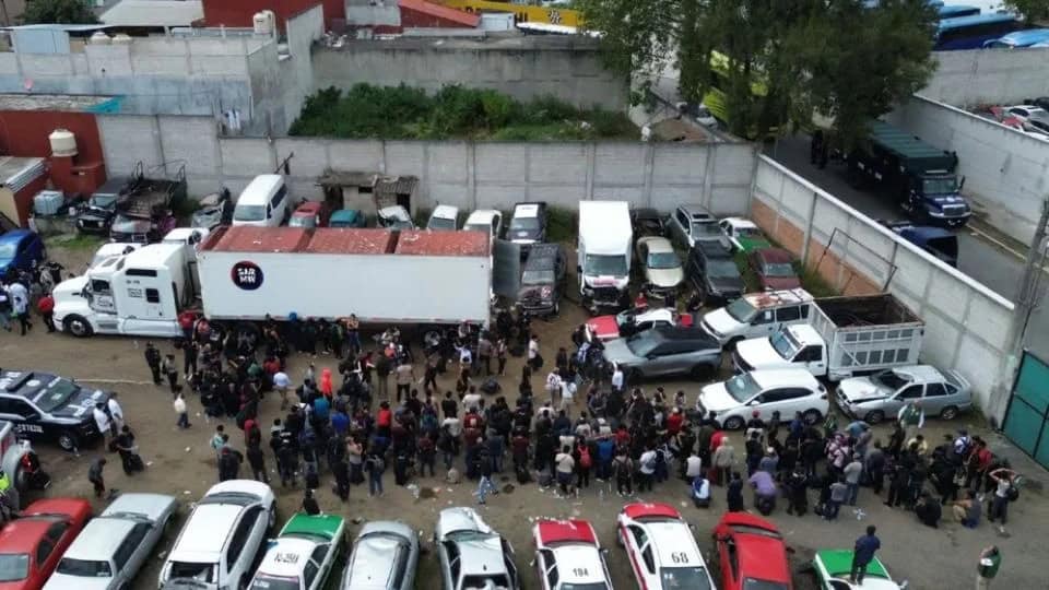 Rescatan a 229 migrantes hacinados en un tr&aacute;iler en Xalapa