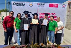 Jóvenes se gradúan en círculo de estudio en Ciudad Acuña