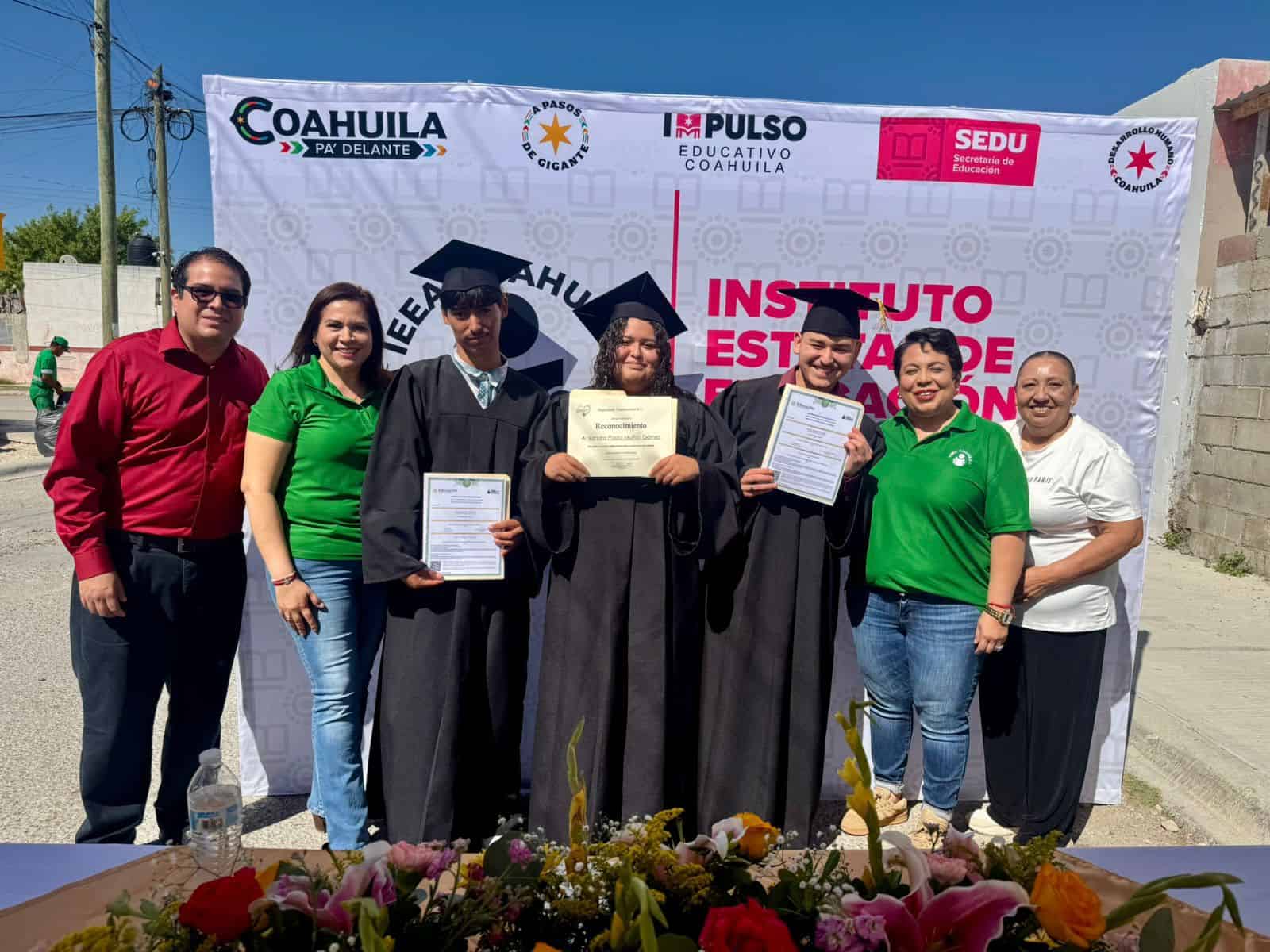J&oacute;venes se grad&uacute;an en c&iacute;rculo de estudio en Ciudad Acu&ntilde;a
